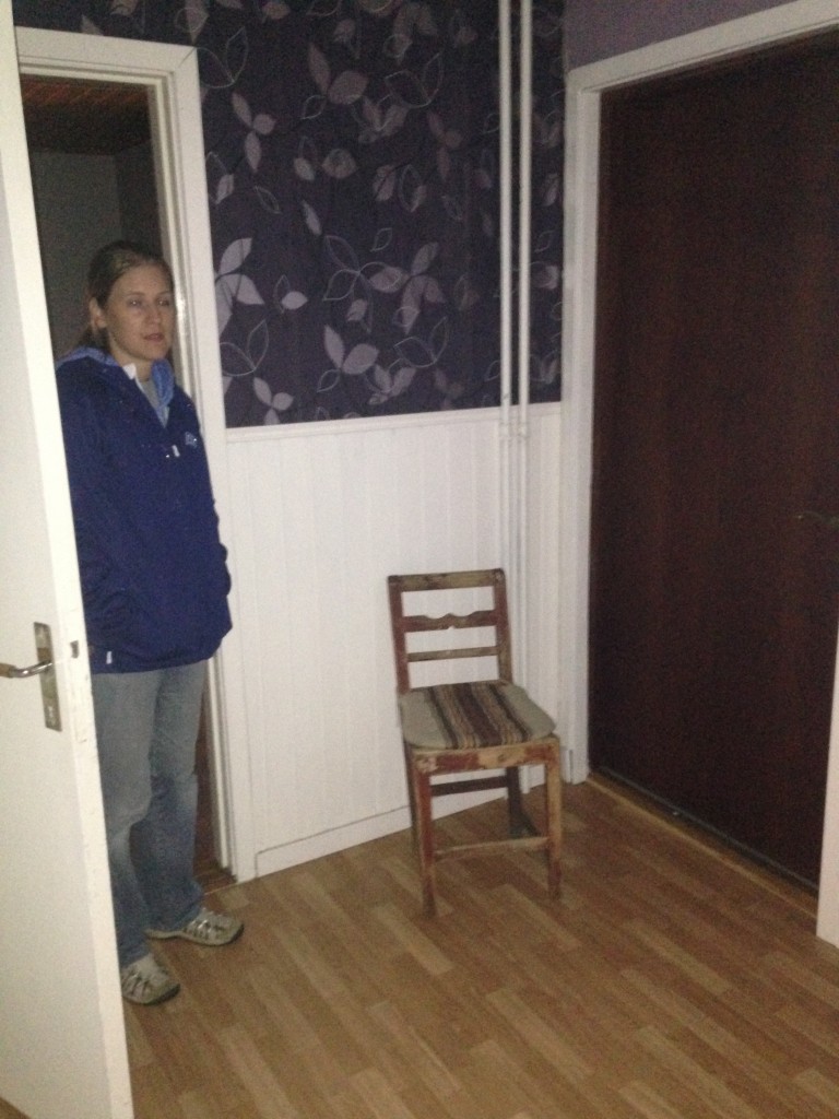 Hallen! Här har de lagt plastmatta på gammalt fint trägolv. Lovely.