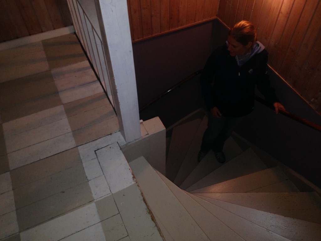 Trappan från hallen upp mot övervåningen.